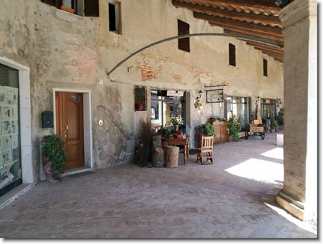 Clicca per scorrere le foto originali ingrandite