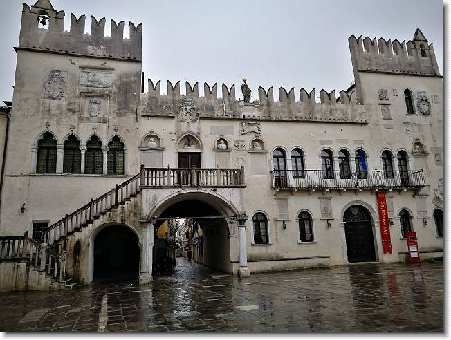 Clicca per scorrere le foto originali ingrandite