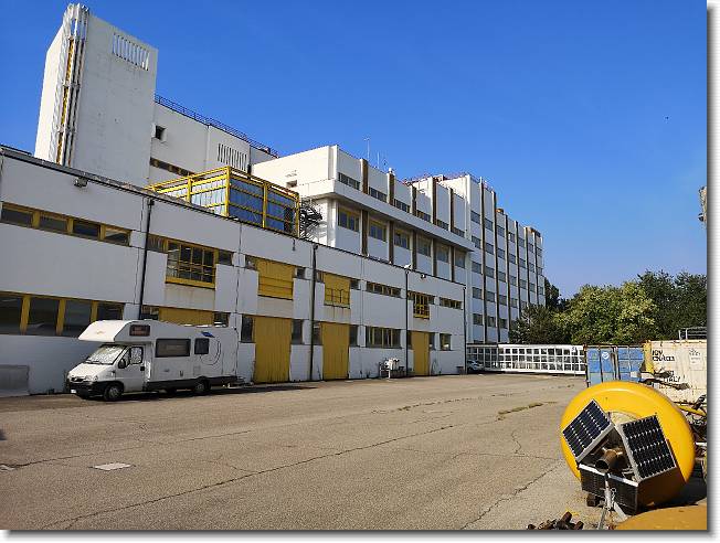 Clicca per scorrere le foto originali ingrandite