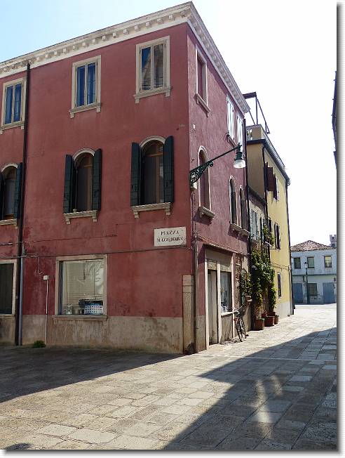 Clicca per scorrere le foto originali ingrandite