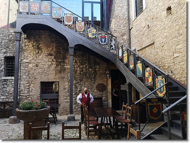 Clicca per scorrere le foto originali ingrandite