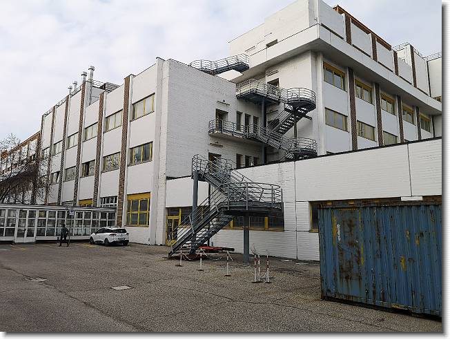 Clicca per scorrere le foto originali ingrandite