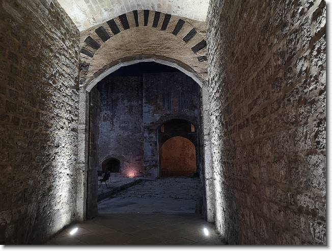 Clicca per scorrere le foto originali ingrandite
