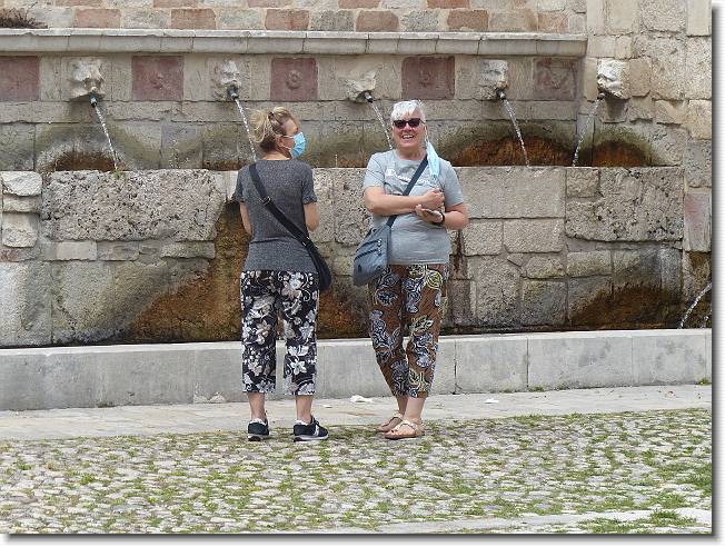 Clicca per scorrere le foto originali ingrandite