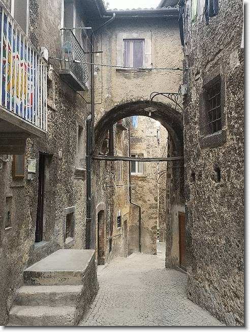 Clicca per scorrere le foto originali ingrandite