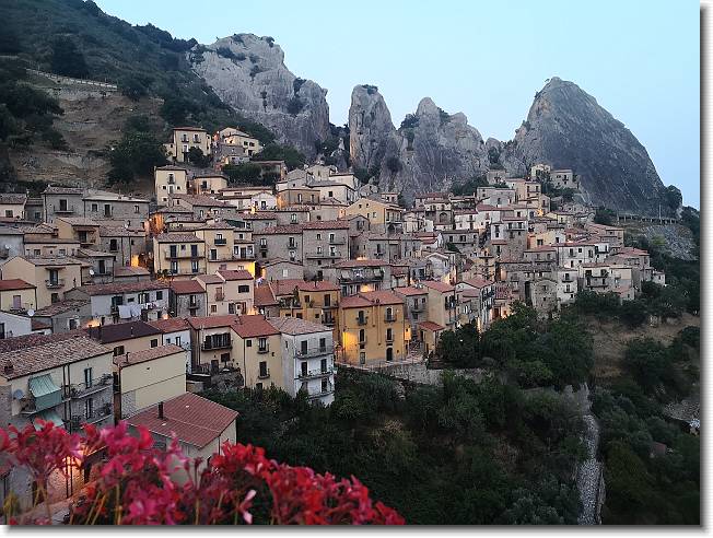Clicca per scorrere le foto originali ingrandite