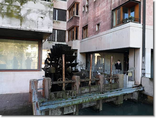 Clicca per scorrere le foto originali ingrandite