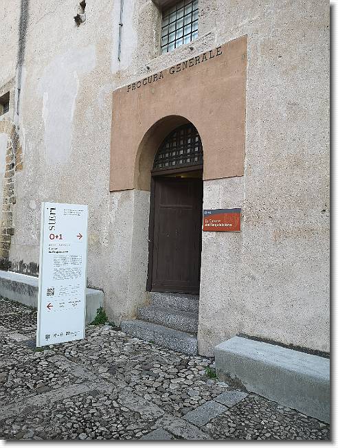 Clicca per scorrere le foto originali ingrandite
