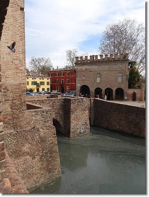 Clicca per scorrere le foto originali ingrandite