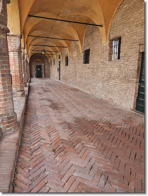 Clicca per scorrere le foto originali ingrandite
