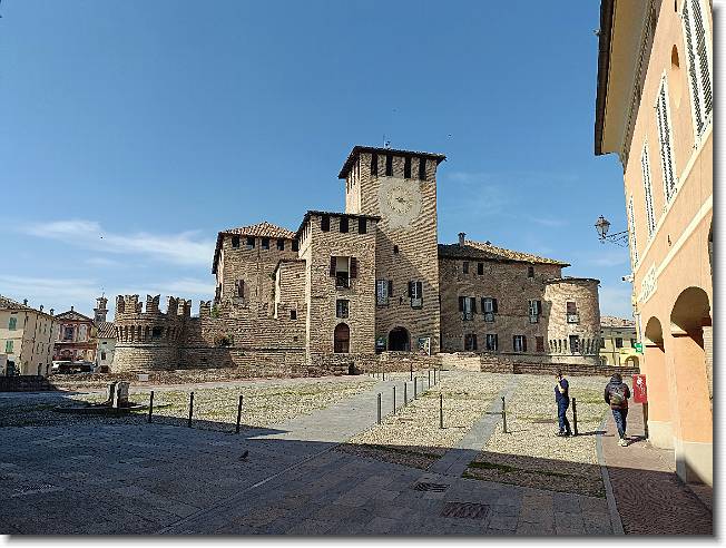 Clicca per scorrere le foto originali ingrandite