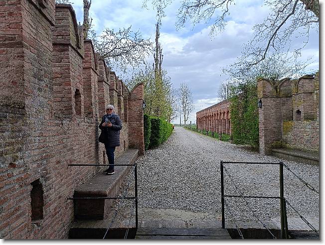 Clicca per scorrere le foto originali ingrandite