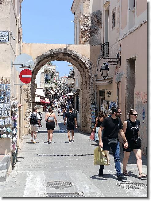 Clicca per scorrere le foto originali ingrandite