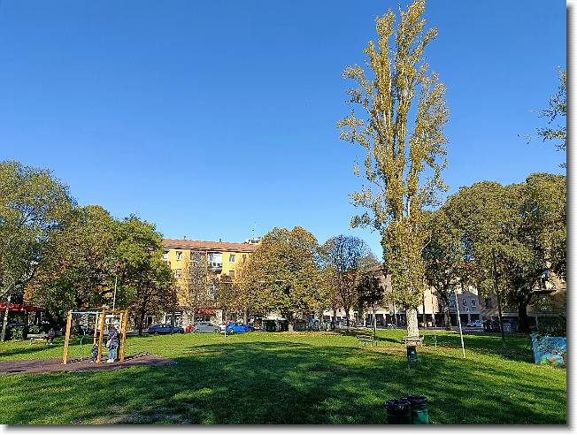 Clicca per scorrere le foto originali ingrandite