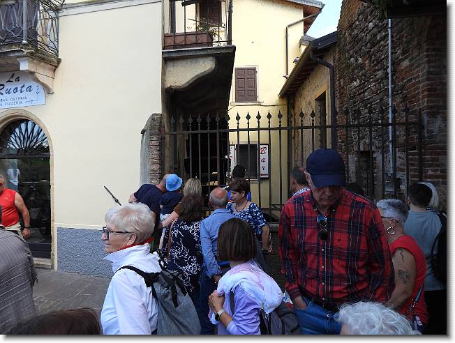 Clicca per scorrere le foto originali ingrandite