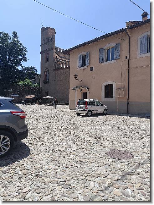 Clicca per scorrere le foto originali ingrandite