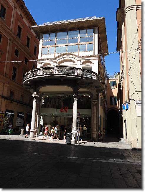 Clicca per scorrere le foto originali ingrandite