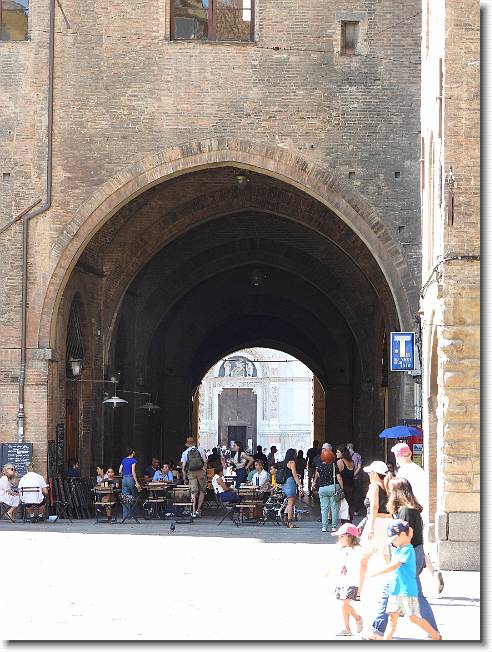 Clicca per scorrere le foto originali ingrandite