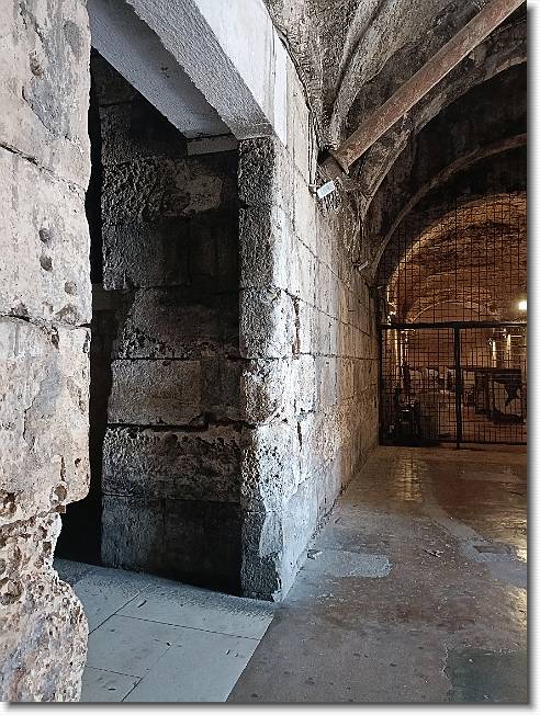 Clicca per scorrere le foto originali ingrandite