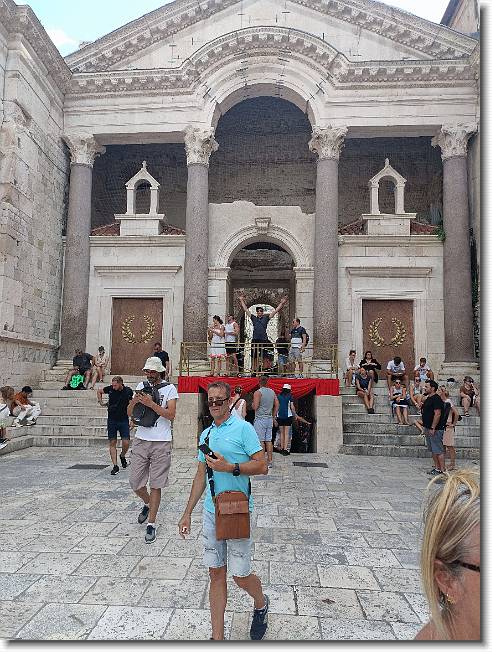 Clicca per scorrere le foto originali ingrandite