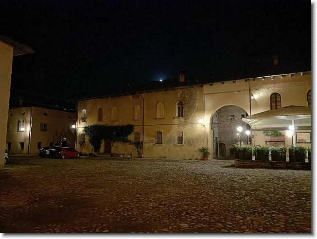 Clicca per scorrere le foto originali ingrandite