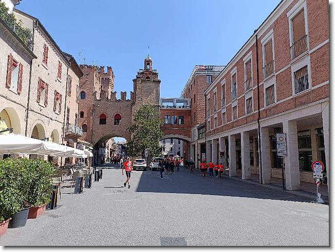Clicca per scorrere le foto originali ingrandite