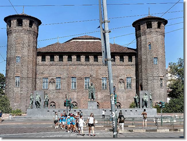 Clicca per scorrere le foto originali ingrandite