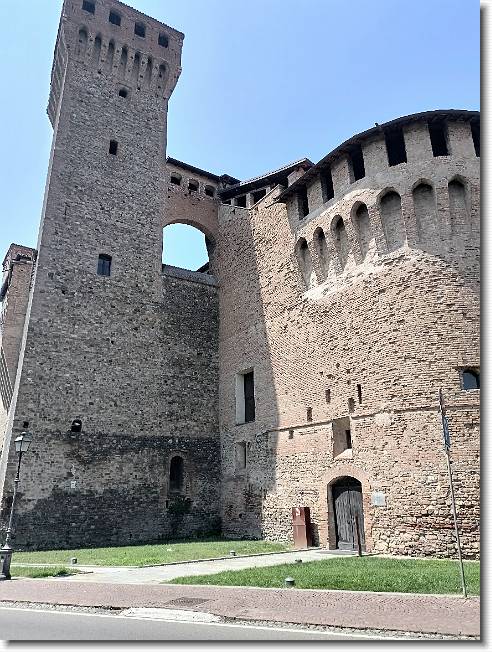 Clicca per scorrere le foto originali ingrandite
