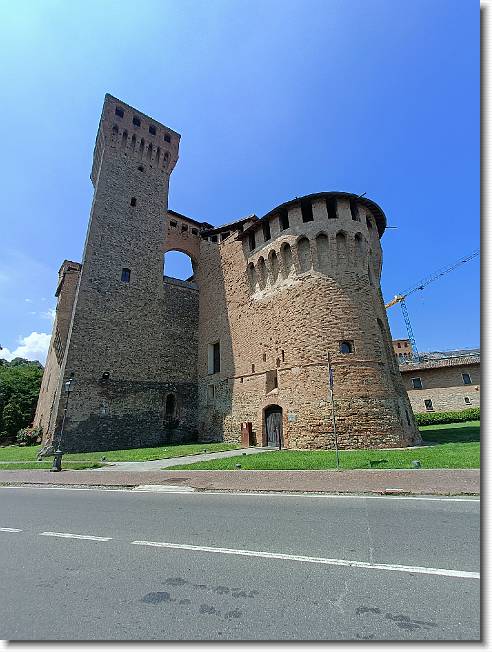 Clicca per scorrere le foto originali ingrandite