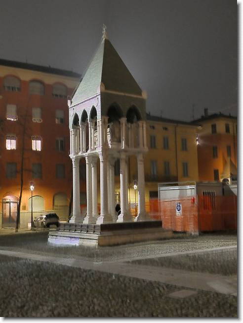 Clicca per scorrere le foto originali ingrandite