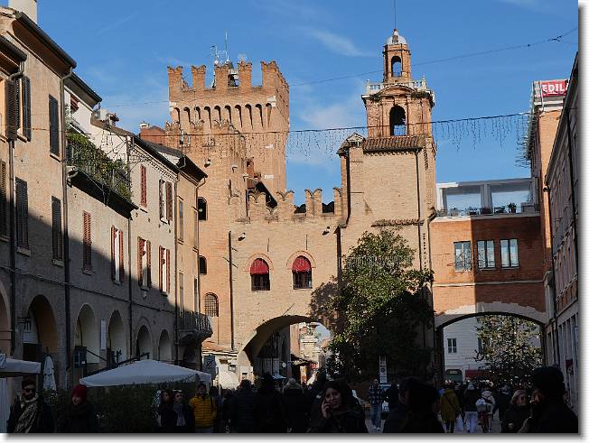 Clicca per scorrere le foto originali ingrandite