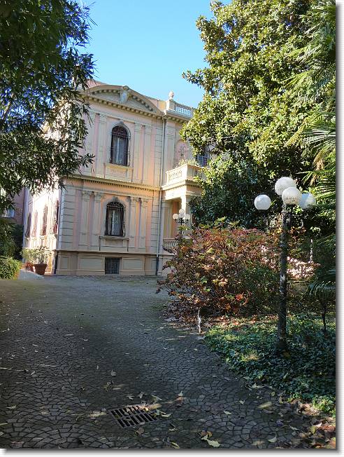 Clicca per scorrere le foto originali ingrandite