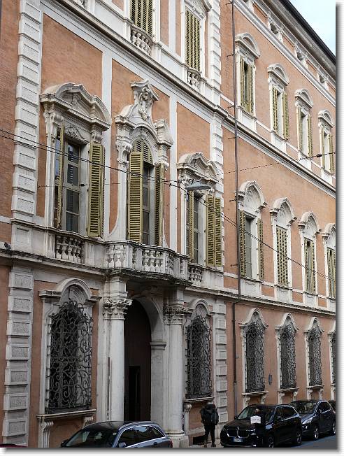 Clicca per scorrere le foto originali ingrandite