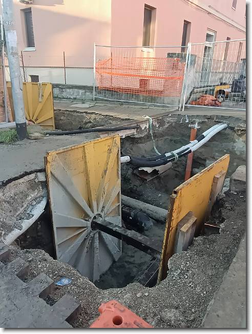 Clicca per scorrere le foto originali ingrandite